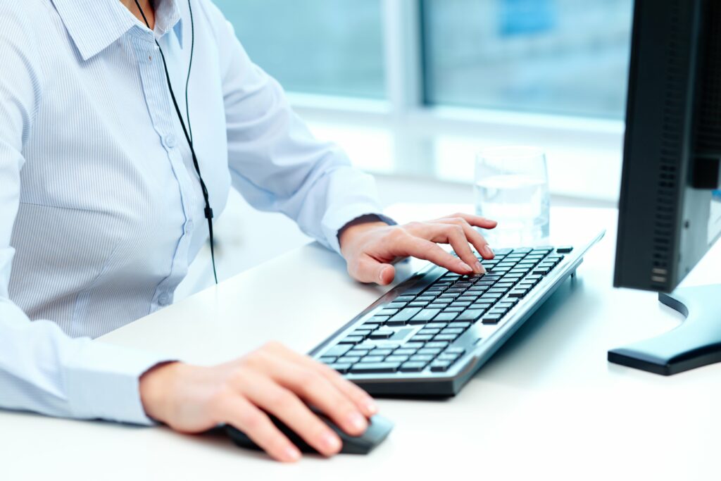 Close Up Worker Working With Mouse Keyboard Min
